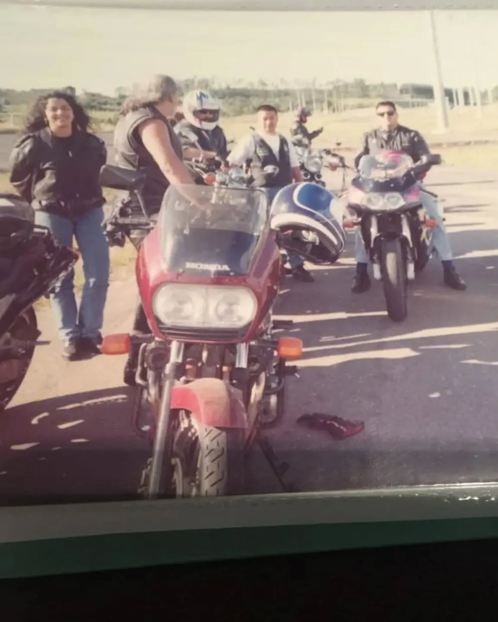 Integrantes do Largados Moto Clube reunidos com suas motocicletas